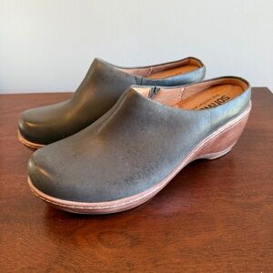 SoftWalk Clogs Women’s Size 9N – Grey